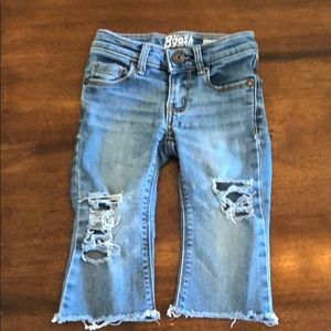 2t cropped distressed capris